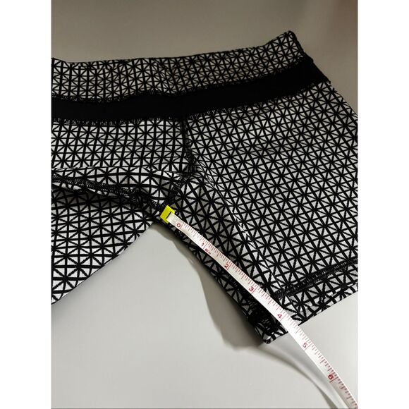 Lululemon Tri Geo Silver Spoon Groove Short Rare Print Women’s Size 4 - Picture 6 of 11